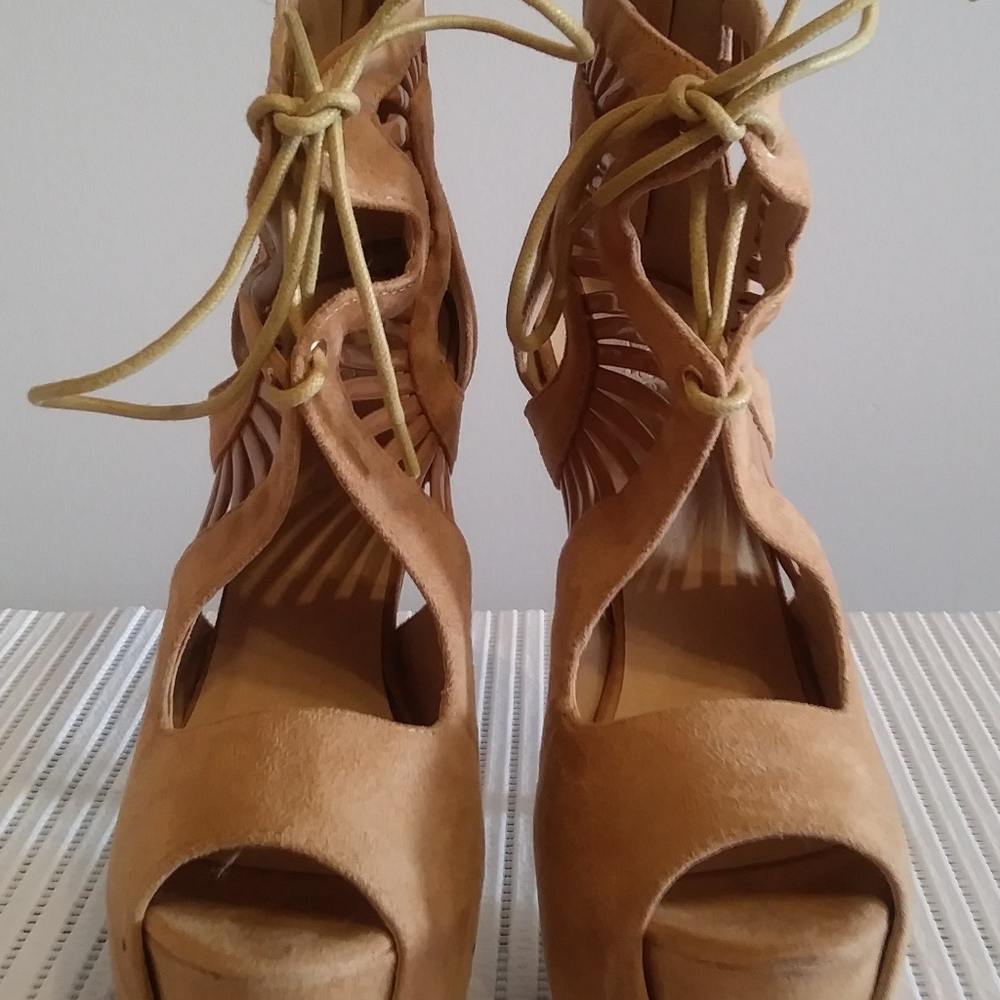 Heels - Picture 4 of 4